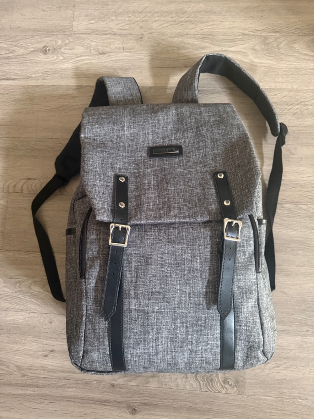 Samsonite Heather Gray Men's Travel Backpack with Front Buckle Flap